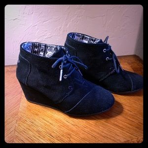 TOMS black wedge lace up ankle booties- size 7